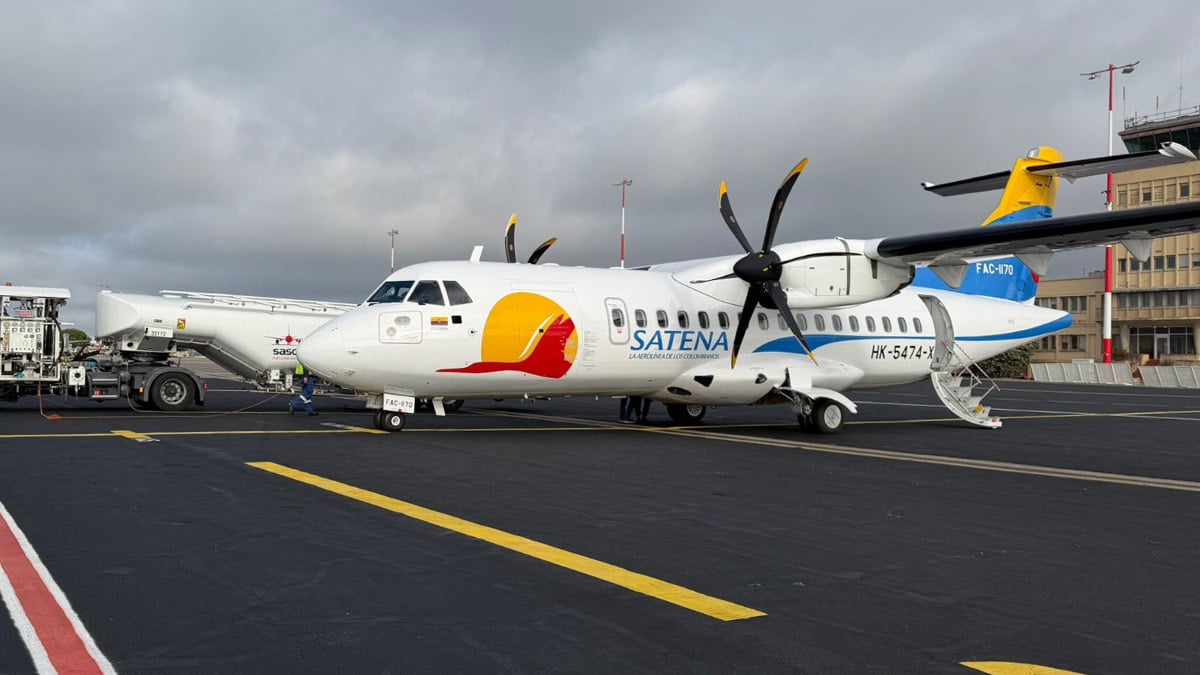 Nuevo avión ATR 42-600 de la flota Satena en pista