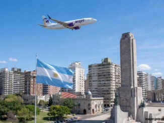 Avión de Arajet sobrevolando el Monumento a la Bandera en Rosario, vuelos directos a Punta Cana