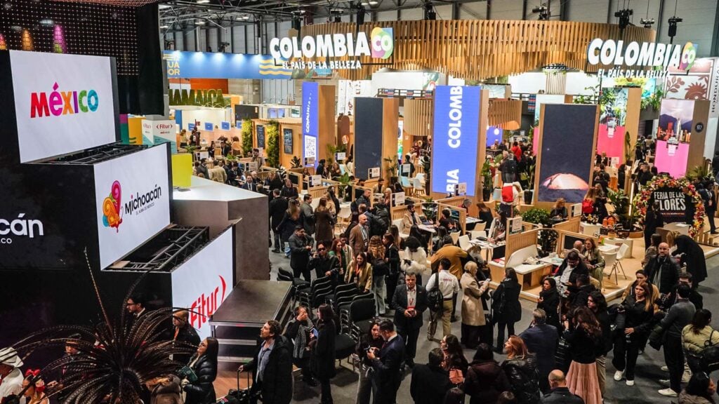 Vista interior de los pabellones de FITUR 2026 con gran afluencia de profesionales y stands internacionales como Colombia y México.