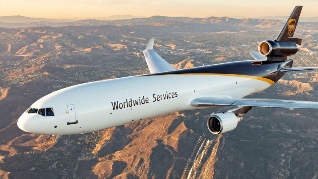 Avión de carga McDonnell Douglas MD-11F de UPS en vuelo, ilustrando la noticia sobre el retiro de la flota MD-11 por seguridad.