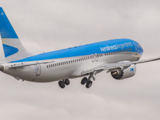 Boeing 737-MAX de Aerolíneas Argentinas despegando para los nuevos vuelos a Aruba.