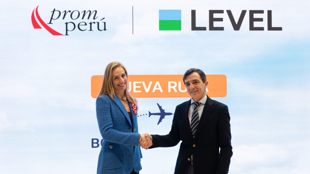 Directivos de LEVEL y PROMPERÚ anuncian los vuelos directos Barcelona Lima en FITUR 2026.