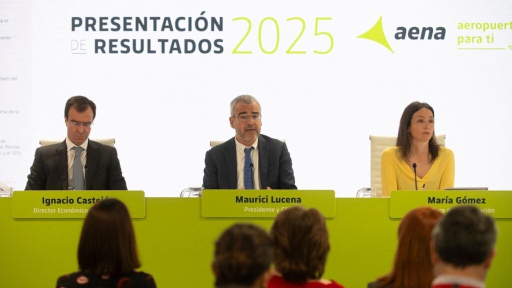Maurici Lucena, presidente y CEO de Aena, junto a directivos de la compañía durante la presentación de los resultados financieros del ejercicio 2025.