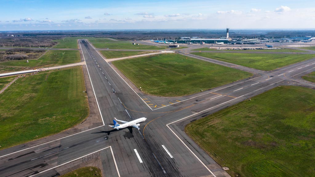 Vista aérea de la intersección de las pistas del Aeropuerto de Ezeiza, sector que será rehabilitado integralmente durante el plan de obras