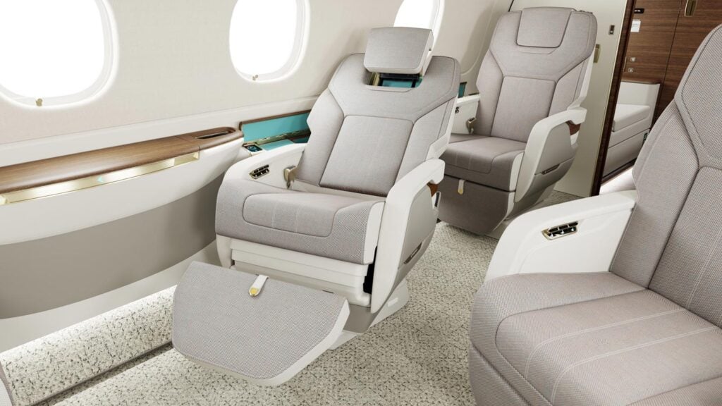 Nuevos asientos ergonómicos reclinables en la cabina de los jets ejecutivos Embraer Praetor.