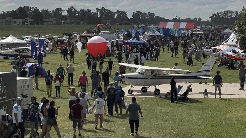 Vista general del público y aeronaves en exhibición estática durante la Convención Anual en Vuelo de la EAA Argentina en el Aeródromo Ildefonso Durana.