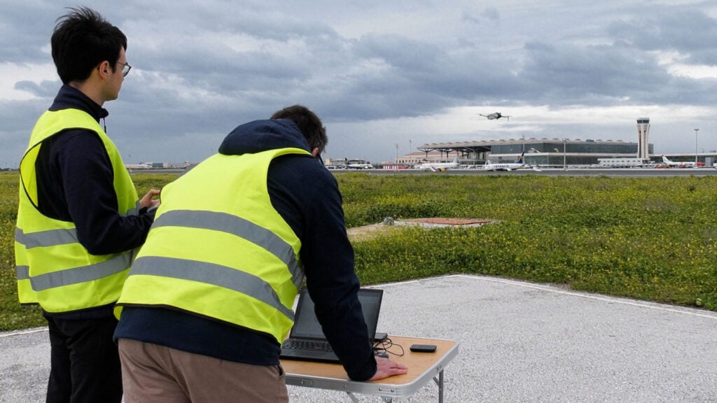 Técnicos validando la integración de drones y aviones en Málaga mediante sistemas U-space de ENAIRE e Indra.