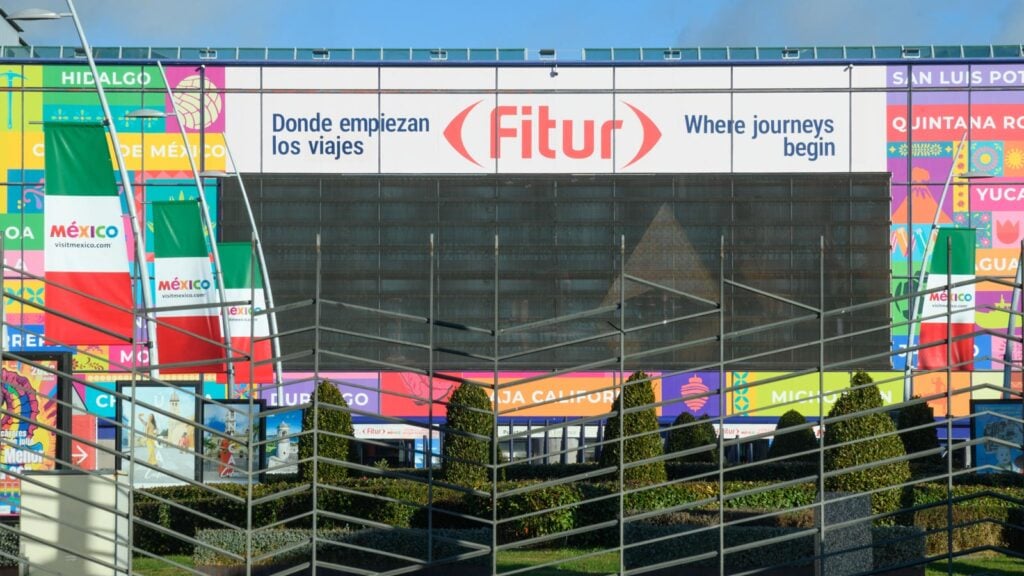 Fachada principal de IFEMA MADRID con la cartelería oficial de FITUR 2026 y banderas de México como País Socio