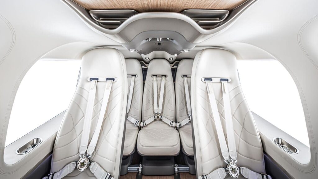 Detalle de los asientos ergonómicos y acabados premium del Airbus ACH145 Mercedes-Benz Edition.