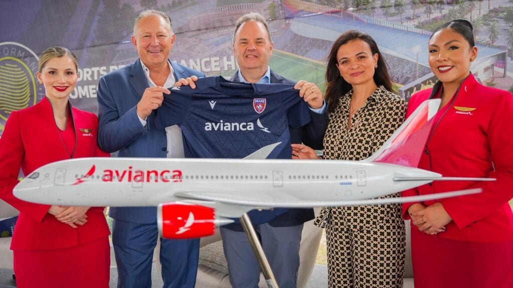 Directivos presentando la camiseta del Miami FC con el logotipo de Avianca junto a tripulantes de cabina de la aerolínea