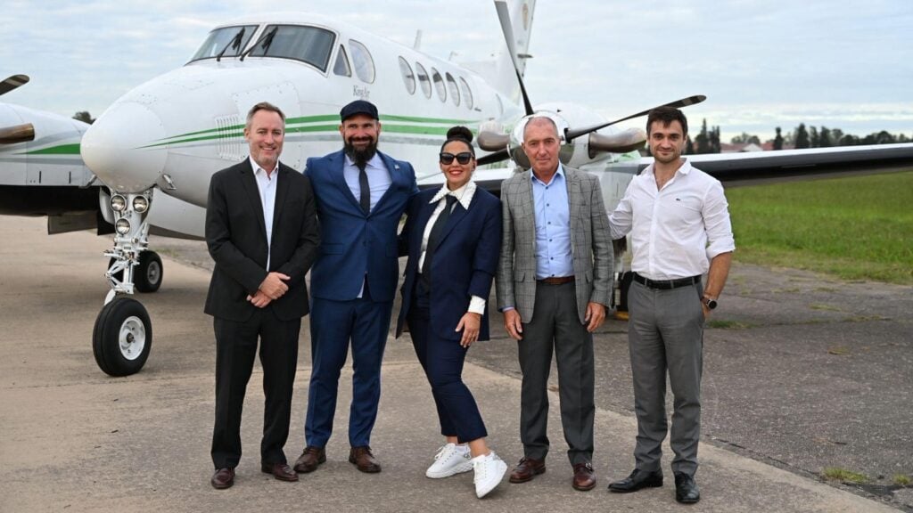 Equipo de liderazgo de Altaviación y Hangar Uno frente a un avión King Air en FAdeA, Córdoba, tras la inyección de capital privado.
