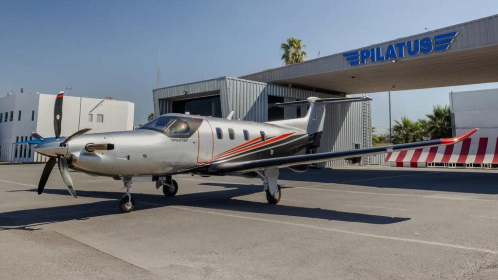 Primer Pilatus PC-12 PRO entregado en México por Single Air frente al hangar oficial.