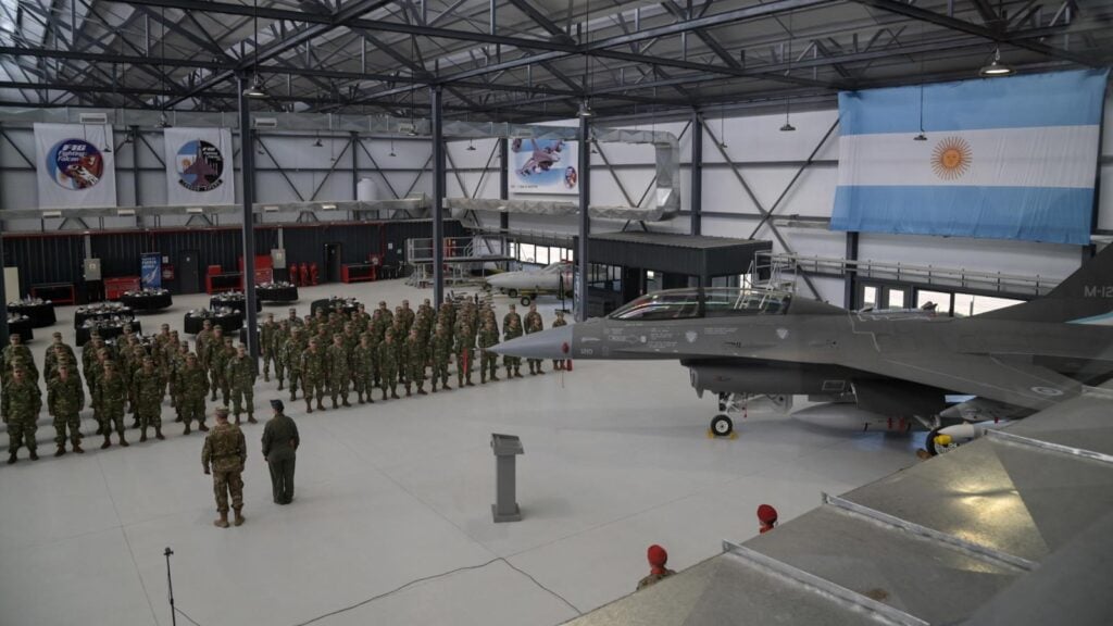 Personal militar formado dentro del hangar del CICMA junto al caza F-16 Block 10 destinado al entrenamiento técnico en la VI Brigada Aérea