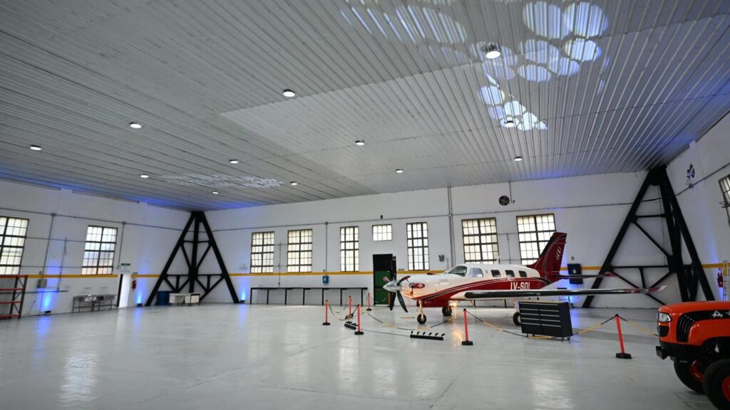 Interior del renovado Hangar Norte en FAdeA, equipado con un avión Piper para tareas de mantenimiento civil tras la inyección de capital privado.