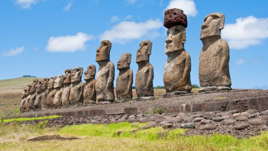 Fila de estatuas Moai de Ahu Tongariki en Rapa Nui (Isla de Pascua), con el Moai que lleva pukao a la derecha, cerca del Aeropuerto Mataveri donde LATAM Airlines implementó la primera operación de plataforma 100% eléctrica de la región