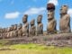 Fila de estatuas Moai de Ahu Tongariki en Rapa Nui (Isla de Pascua), con el Moai que lleva pukao a la derecha, cerca del Aeropuerto Mataveri donde LATAM Airlines implementó la primera operación de plataforma 100% eléctrica de la región