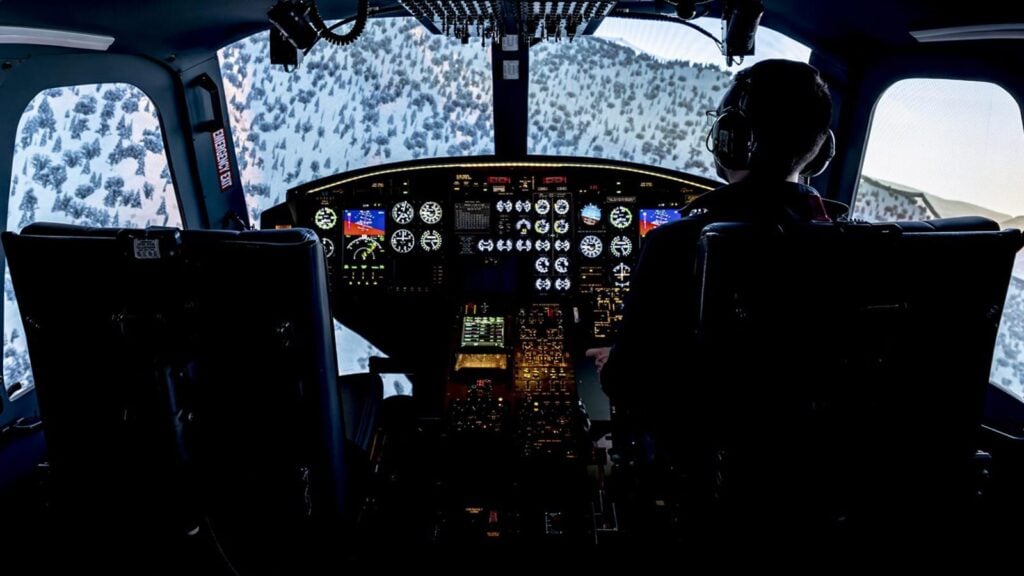 Piloto operando el simulador de Bell 412 fabricado por Entrol con certificación FTD Nivel 3.