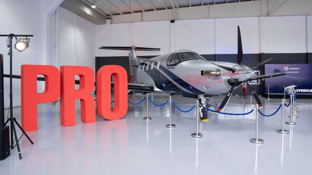 Avión turbohélice Pilatus PC-12 PRO exhibido en el interior del nuevo centro de mantenimiento aeronáutico de Synerjet en Asunción, Paraguay