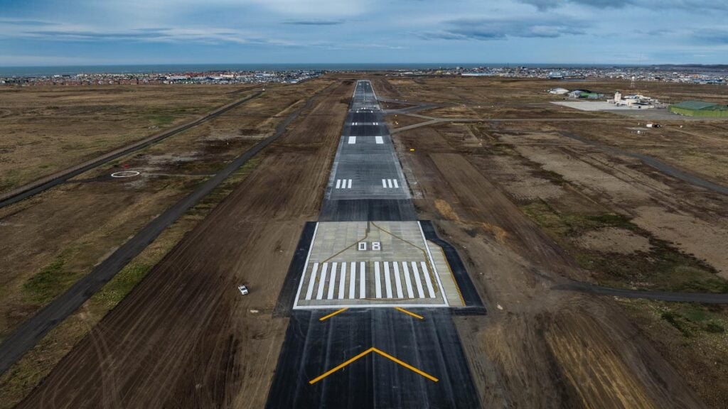 Vista aérea de la cabecera 08 de la pista principal del Aeropuerto de Río Grande (RGA) tras la repavimentación integral con asfalto modificado