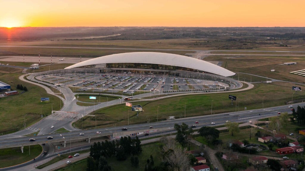 Terminal del Aeropuerto de Carrasco en Uruguay, reconocido con el Nivel 2 de certificación ACI en Experiencia del Cliente