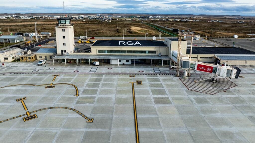 Vista aérea de la nueva plataforma comercial de hormigón y terminal del Aeropuerto de Río Grande (RGA) con su torre de control.