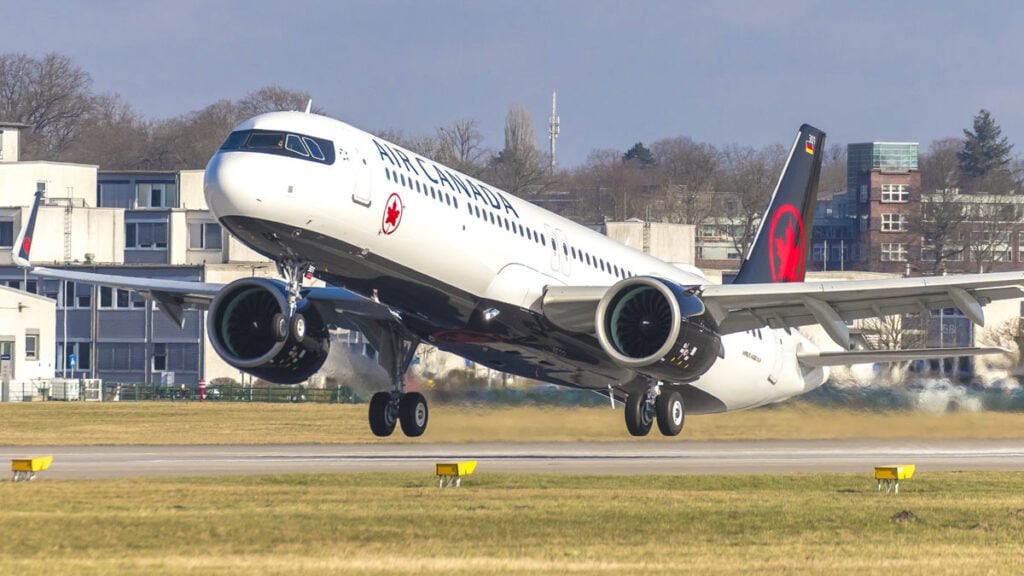 Avión Airbus A321XLR de Air Canada realizando maniobras en la planta de Airbus en Hamburgo
