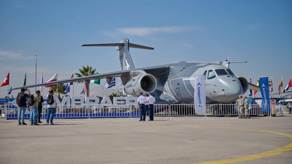 Público y delegaciones militares visitando el Embraer KC-390 Millennium en FIDAE 2026