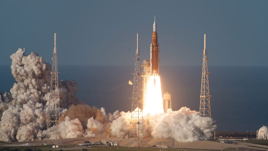 Momento exacto del despegue del cohete SLS de la NASA desde la plataforma 39B en Florida, iniciando la misión Artemis II