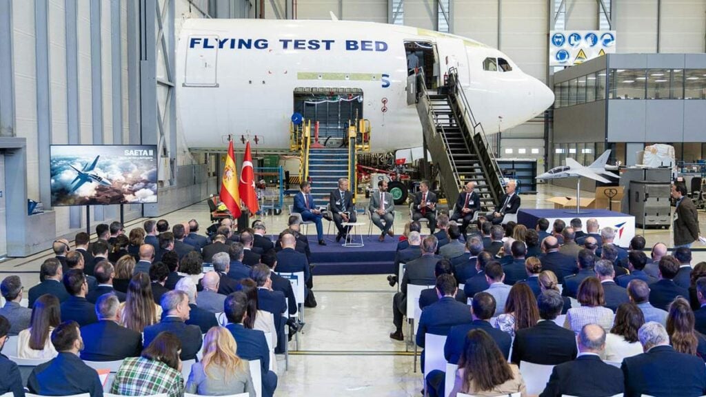 Presentación oficial del programa SAETA II en las instalaciones de Airbus en Getafe, con autoridades del Ministerio de Defensa y directivos industriales