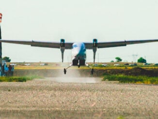 Avión autónomo Pyka DropShip despegando en pista irregular durante su vuelo inaugural en California.