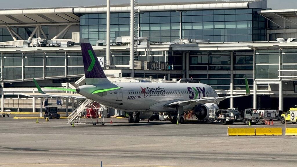 Avión Airbus A320neo de la aerolínea SKY Airline estacionado en la plataforma del Aeropuerto Internacional de Santiago de Chile (SCEL)