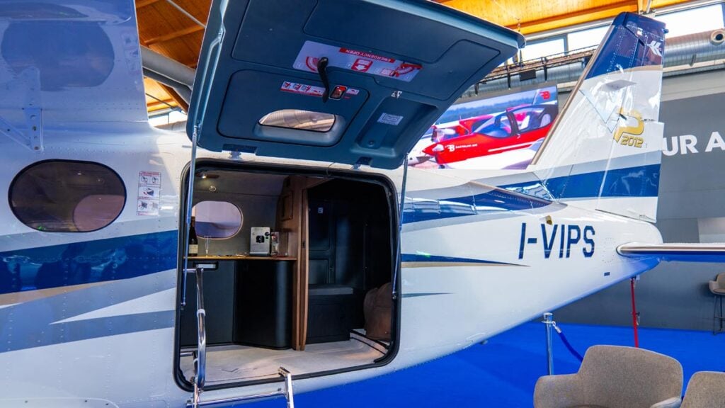 Exterior y acceso a la cabina del Tecnam P2012 VIP mostrando la zona de galería italiana y la máquina de café