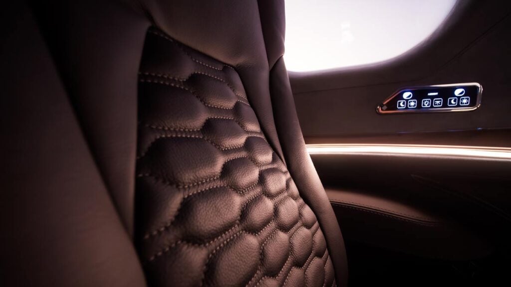 Detalle de la tapicería de cuero cosida a mano y panel de control de iluminación LED en el Tecnam P2012 VIP