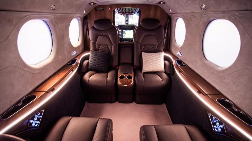Interior de la cabina del Tecnam P2012 VIP con asientos de cuero, ventanas inteligentes y diseño de club privado