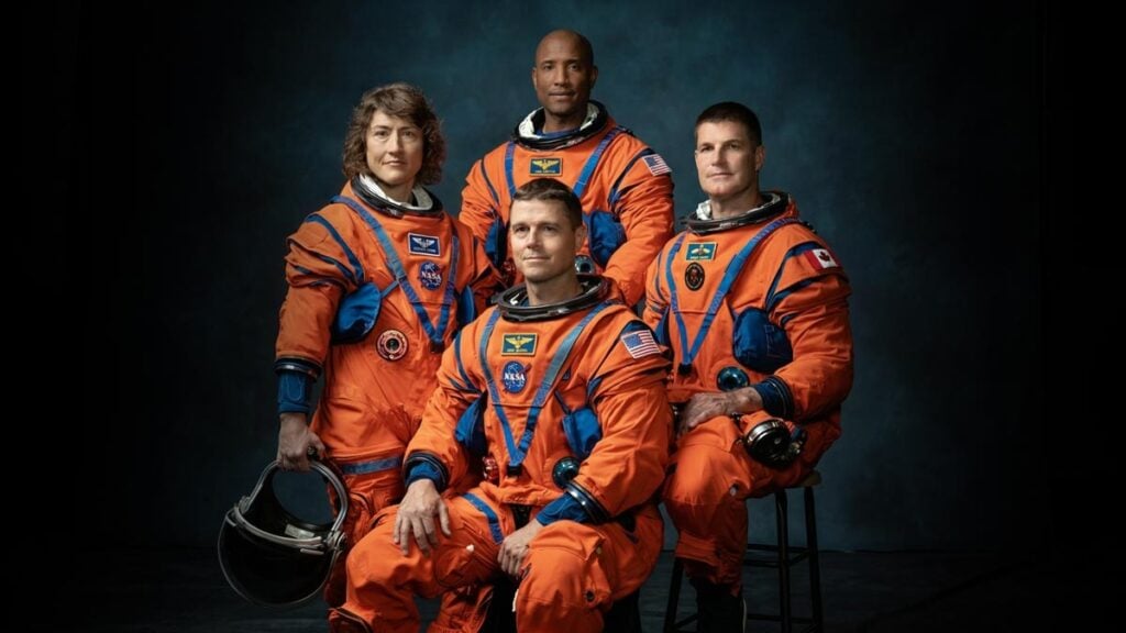 Retrato oficial de la tripulación de la misión Artemis II de la NASA. De izquierda a derecha: Christina Koch, Victor Glover (atrás), Reid Wiseman (sentado) y Jeremy Hansen.