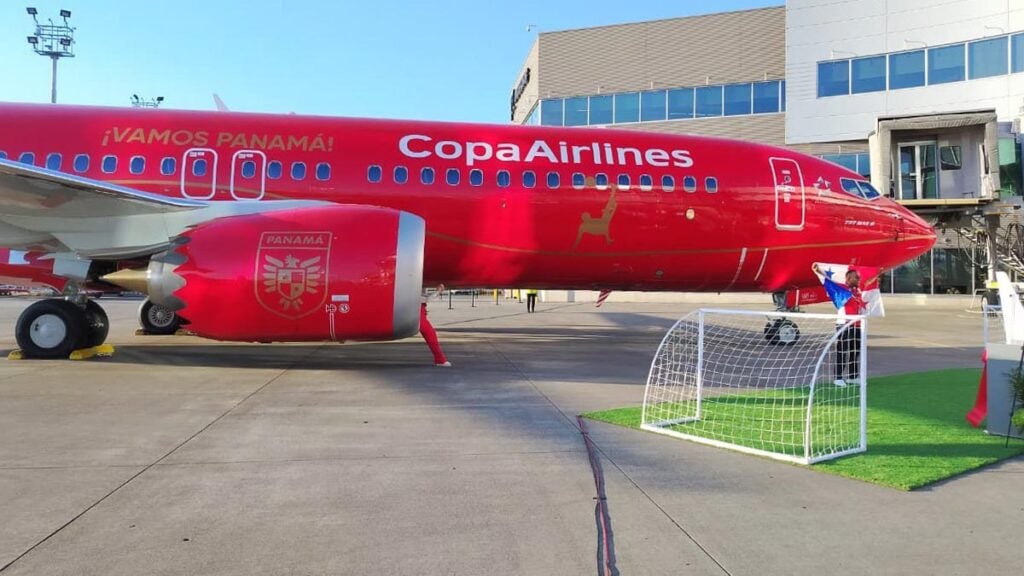 Vista lateral del Boeing 737 MAX 8 "El Avión de la Sele" de Copa Airlines mostrando el diseño rojo, la frase ¡Vamos Panamá! y el escudo de la FEPAFUT
