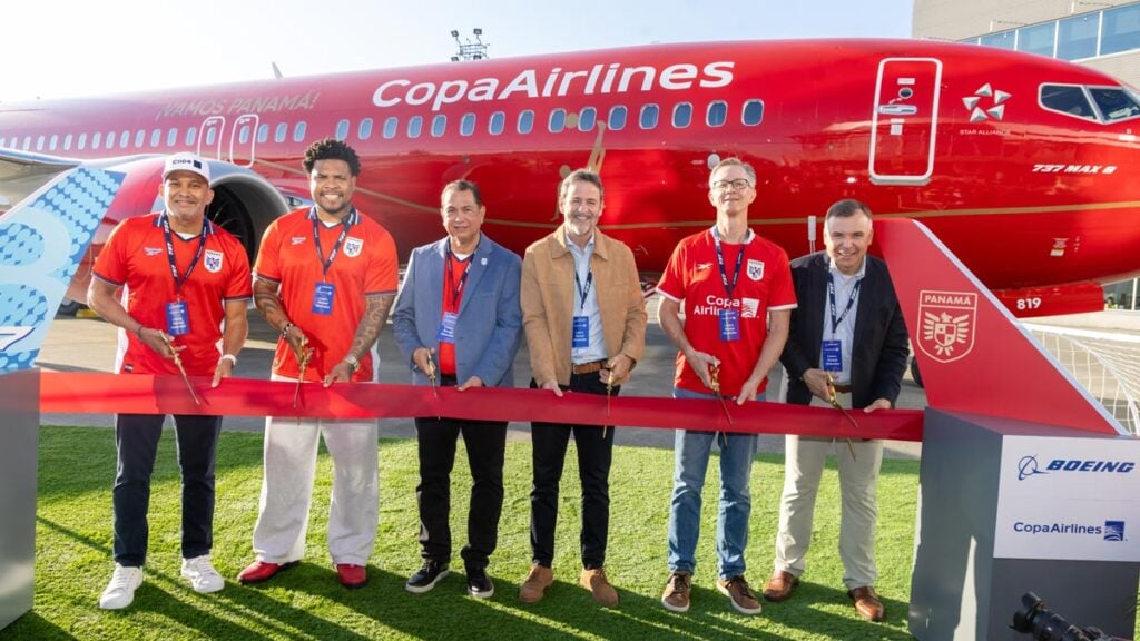 Corte de cinta inaugural del Boeing 737 MAX 8 "El Avión de la Sele" de Copa Airlines con directivos y referentes del fútbol panameño