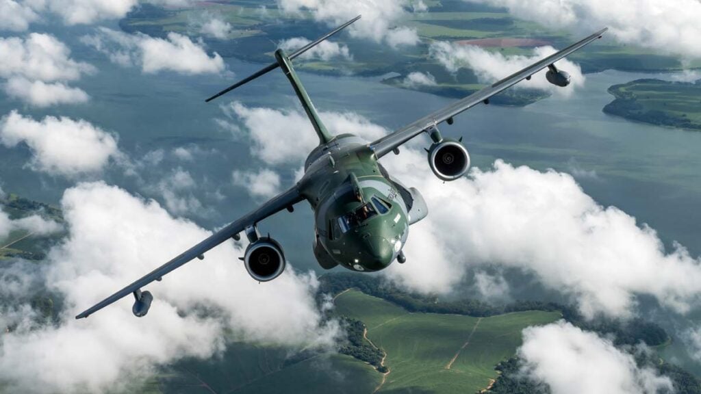 Avión de transporte militar Embraer C-390 Millennium en vuelo, candidato para equipar a la Fuerza Aeroespacial Colombiana y la FACh