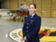 Primera mujer piloto F-16 FACh: Teniente (A) Francisca Caces en el hangar del Grupo de Aviación N°8 junto a un caza de combate
