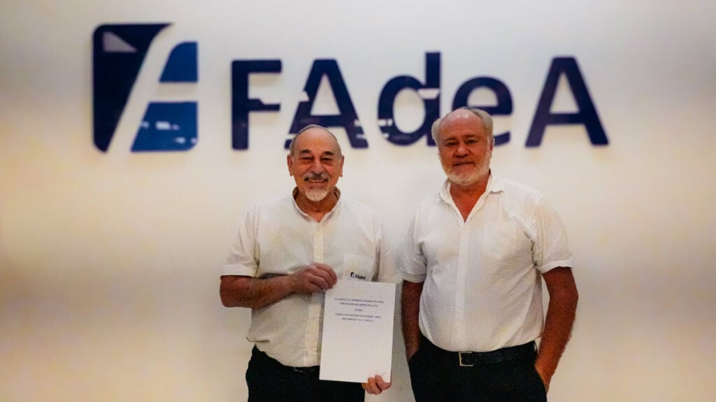 Fernando Roché de Condor Aviation y Carlos Espinedo de FAdeA exhiben el acuerdo firmado para brindar servicios MRO