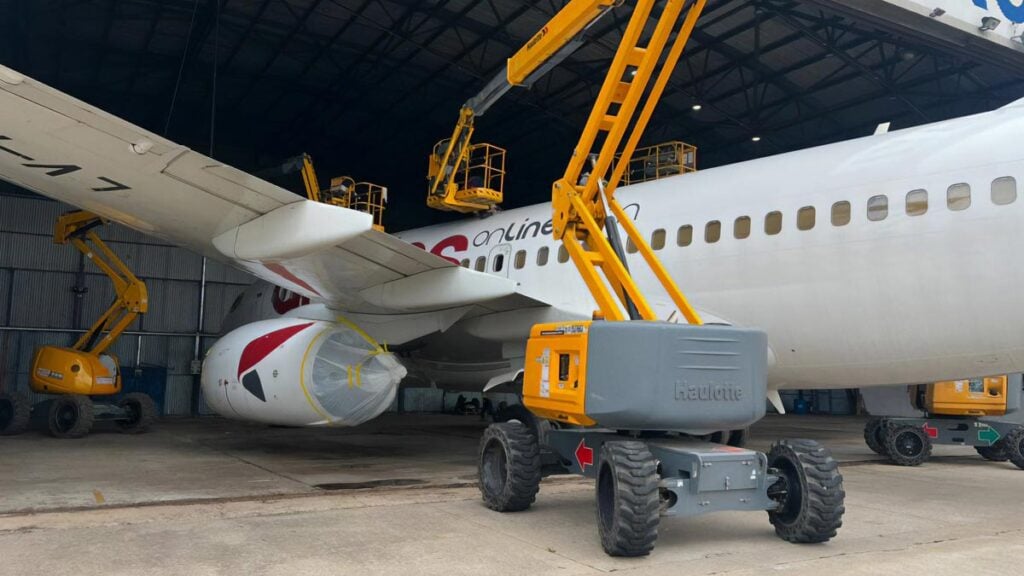 Boeing 737 de Andes Líneas Aéreas en proceso de mantenimiento MRO dentro de un hangar de FAdeA