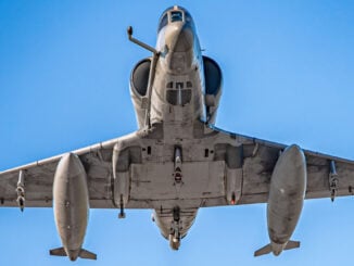 Caza A-4AR Fightinghawk en vuelo. La Fuerza Aérea Argentina desprogramó el sistema para priorizar el F-16M