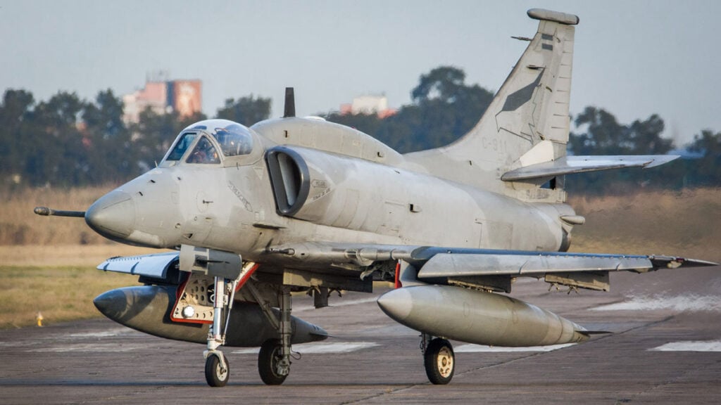 Caza de ataque A-4AR Fightinghawk de la Fuerza Aérea Argentina rodando en pista.