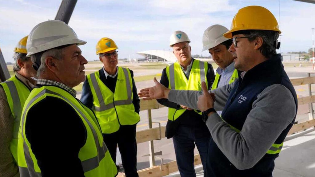 Directivos de Latin America Cargo City y autoridades de la Comisión de Transporte inspeccionando las obras de la nueva terminal logística en el Aeropuerto de Carrasco