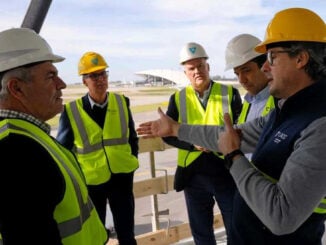 Directivos de Latin America Cargo City y autoridades de la Comisión de Transporte inspeccionando las obras de la nueva terminal logística en el Aeropuerto de Carrasco