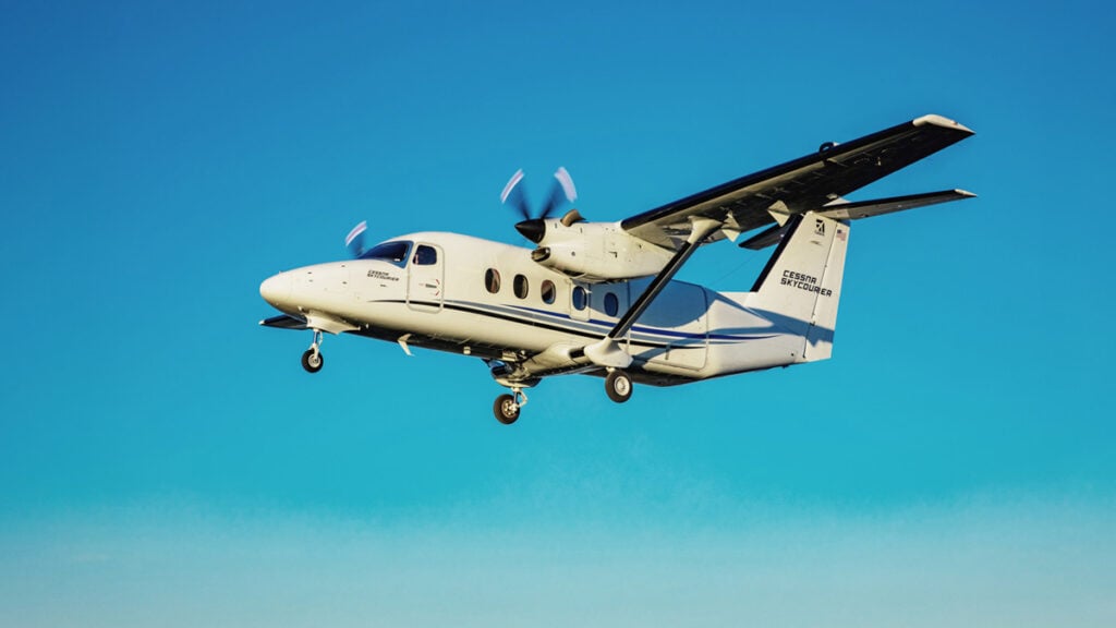 Avión turbohélice bimotor Cessna SkyCourier en vuelo, adquirido por la aerolínea regional Saeta Perú.
