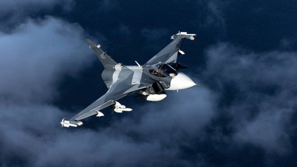 Caza Saab Gripen: Avión de combate en pleno vuelo, modelo que será integrado a las fuerzas ucranianas tras el acuerdo con Suecia.