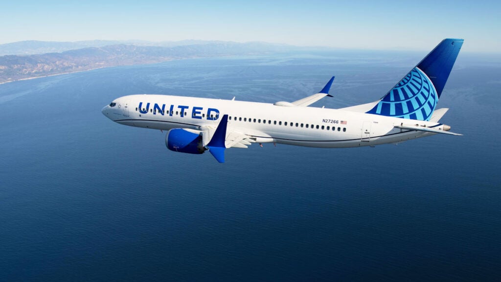 Avión Boeing 737 MAX 8 de United Airlines en vuelo, aeronave designada para la ruta entre Houston y Caracas, Venezuela