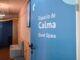 Puerta principal con la inscripción bilingüe "Espacio de Calma / Quiet Space" que da acceso a la nueva sala de regulación sensorial en la terminal.