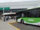 Aeropuerto de Guadalajara Mundial 2026: Colectivo eléctrico del sistema de transporte de Jalisco en la dársena de la terminal aérea